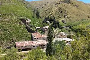 La vieja mina que se convirtió en Pueblo Escondido, y hoy es meca del trekking cordobés