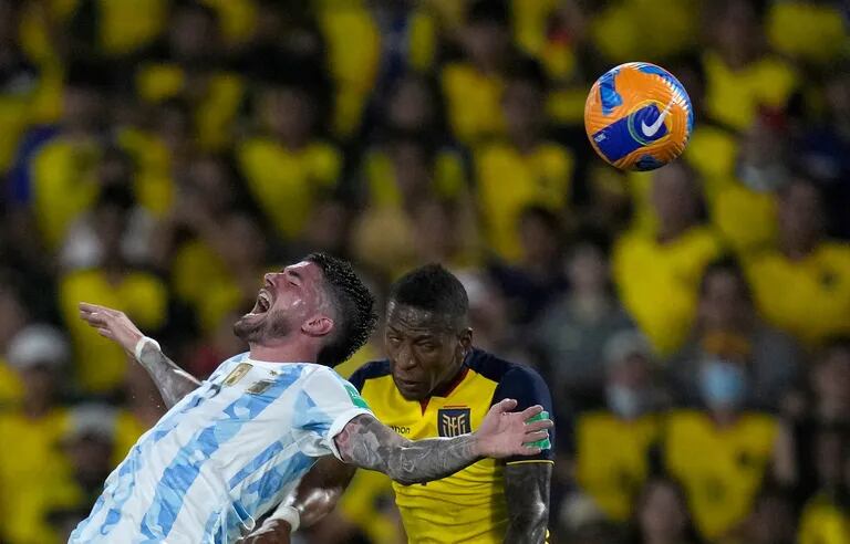 Rodrigo De Paul y Pervis Estupiñán luchan por la pelota durante el partido de eliminatorias de la Copa del Mundo Qatar 2022 que disputan Argentina y Ecuador
