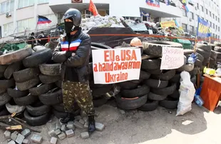 Un activista protege una barricada fuera del edificio del gobierno de Mariúpol tomado por activistas prorrusos en 2014