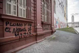 Esta mañana hubo pintadas en la Municipalidad de Rosario y varios puntos de la ciudad en contra de la quema de pastizales y la violencia narco