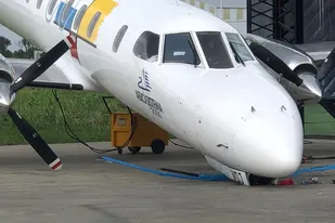 El mecánico estaba reparando el avión cuando se cayó sobre él (Foto: Twitter Edgardo Martínez)
