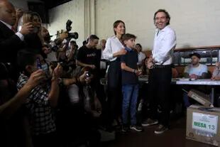 Federico Gutiérrez, candidato presidencial de la coalición Equipo Colombia, sonríe antes de votar, acompañado de su esposa Margarita Gómez y su hijo Pedro, durante las elecciones presidenciales en Medellín, Colombia, el domingo 29 de mayo de 2022. 