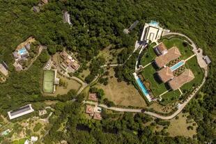 La propiedad principal tiene dos piscinas y una villa independiente para invitados
