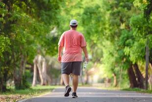 Investigaciones sugieren que caminar ligero después de una comida por períodos de dos a cinco minutos ayuda a disminuir el azúcar en sangre