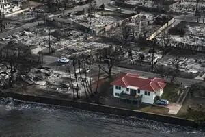 La impresionante imagen de la casa que sobrevivió a los incendios de Hawai