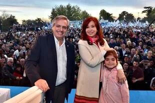 Alberto Fernández y Cristina Kirchner durante un acto en Merlo