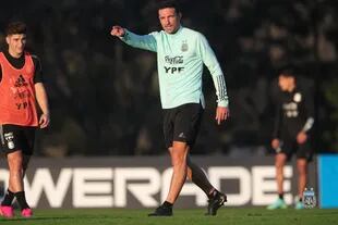 Lionel Scaloni dirigiendo el entrenamiento de la Selección Argentina el 12 de junio de 2021.