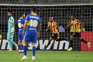Arley Rodríguez ya cabeceó al gol y comienza el festejo; Pereira saltó posiciones en el grupo F e igualó a Boca en puntos (7), aunque no en diferencia de goles (+1 contra +2).
