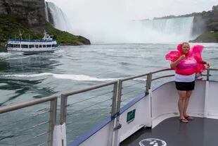 Una foto en soledad: la comodidad de los turistas que zarparon desde Canadá por el coronavirus, contrasta con la excursión masiva que partió desde Estados Unidos