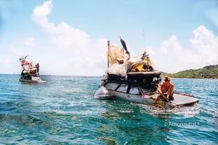 Los autonautas Marco Amoretti y Marco De Candia llegaron a Martinica el 31 de agosto de 1999 luego de navegar a la deriva durante 119 días