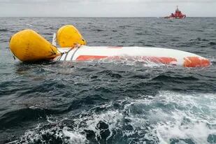 Increíble rescate: sobrevivió 16 horas atrapado en un velero volcado en el Atlántico gracias a una burbuja de aire
