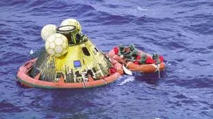 La cápsula de la misión a la Luna Apolo 11 estuvo flotando en el mar y existía la posibilidad de que sucediera una catástrofe cuando se abriera