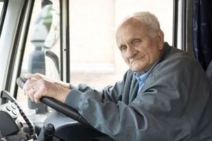 Tiene 90 años, lleva siete décadas como camionero y no piensa en jubilarse