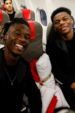 Camavinga y Tchouaméni, en el vuelo chárter de Real Madrid rumbo al Mundial de Clubes