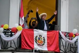 El candidato presidencial peruano Pedro Castillo saluda a sus simpatizantes que festejan los resultados parciales en los que aparece con ventaja sobre su rival Keiko Fujimori (AP Foto/Martín Mejía)