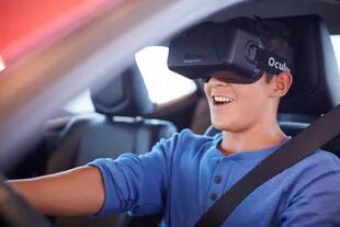 Un casco de realidad virtual para practicar manejo en un auto de Toyota