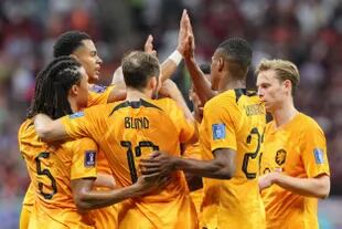 El equipo neerlandés celebra el pase a octavos de final de la Copa del Mundo luego de derrotar a Qatar por 2 a 0