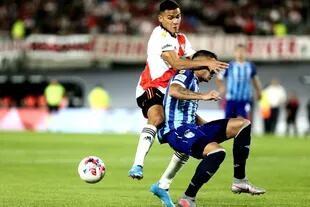Herrera es obstruido por un rival
