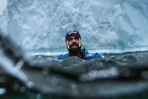 Riesgo Guinnes. Saltó en la Antártida desde un iceberg de 25 metros de altura