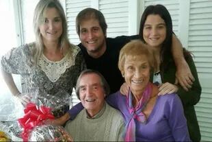 Carlitos Balá con su esposa Martha, sus dos hijos y su nieta