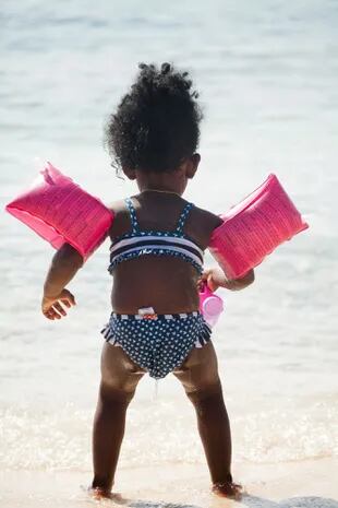 Niñita en la playa.