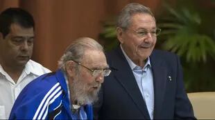 Fidel y Raúl Castro reciben una ovación de los parlamentarios comunistas reunidos en La Habana