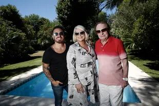 Carmen Barbieri junto a Federico y Santiago Bal. En su casa de los troncos Mar del Plata.