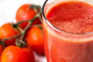El jugo de tomate puede matar bacterias que nos hacen enfermar y prevenir enfermedades infecciosas