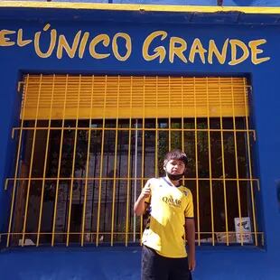 Nicolás venía ahorrando para comprarse una pelota de fútbol porque es fanático de Boca, pero decidió usar su dinero para hacerle un regalo a su escuela (Foto: Gentileza)