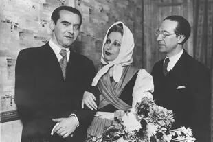 Federico García Lorca, Margarita Xirgu y Cipriano Rivas Cherif en la despedida de "Yerma" en el teatro Principal, en Valencia