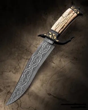 Los cuchillos de Montenegro tienen detalles en oro.