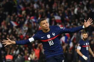 Los brazos abiertos de Kylian Mbappé, en pleno festejo; Francia estará en Qatar 2022 y defenderá el título.