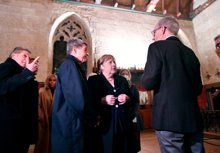 Angela Merkel y su marido, Joachim Sauer, durante su visita al Hospicio de Beaune