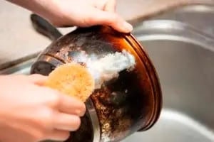 Cómo limpiar ollas y sartenes quemadas con ingredientes caseros