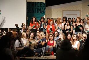 Fardin, de pie a la izquierda, rodeada de más de 70 actrices en una conferencia de prensa en el Multiteatro