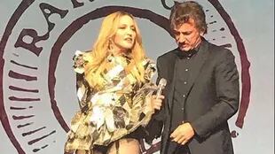 Sean Penn esposó a Madonna sobre el escenario