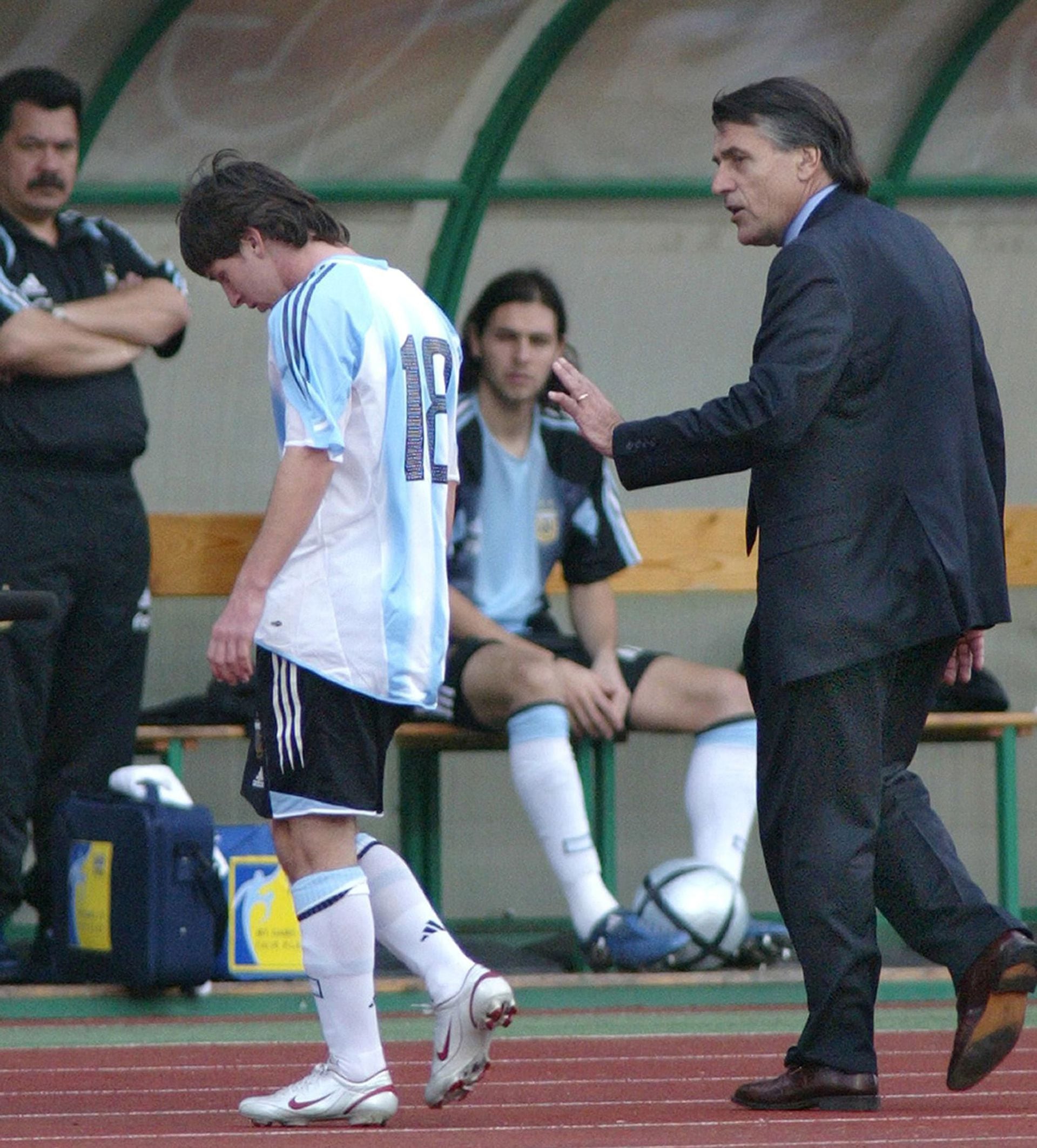Afuera: apenas 40 segundos de juego neto tuvo Messi (acompañdo por Tocalli) en su primer partido con la selección, el 17 de agosto de 2005, en Budapest, contra Hungría; el debut se convirtió en una pesadilla