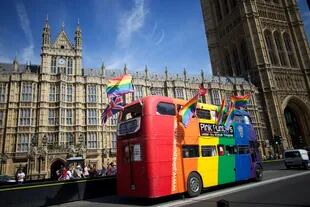 Festejos en Londres tras la aprobación del matrimonio igualitario