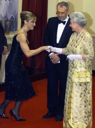 Madonna conoció a Isabel II en el 2002