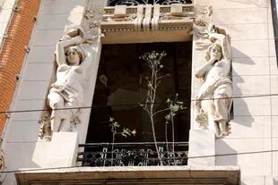 Detalle de la fachada de una joya de estilo art nouveau