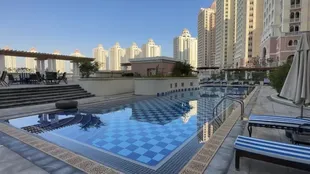 Los edificios de Viva Bahryia cuentan cada uno con piscina particular y acceso a una playa privada