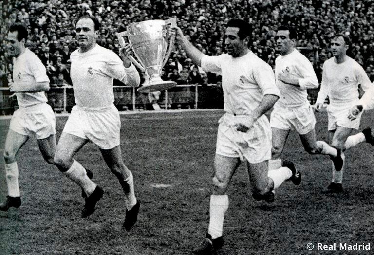 Di Stéfano y Gento, con una de las Copas de Europa que ganaron juntos
