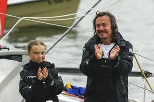 Greta Thunberg junto con su padre, durante el viaje en barco cruzando el Atlántico.