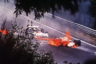 Infierno y milagro. Tres meses antes de Fuji 1976, la Ferrari de Niki Lauda arde, tras despistarse por la rotura de una suspensión, y está a punto de ser embestida por el Surtees de Lunger, en Nürburgring. El austriaco estuvo al borde de la muerte, pero regresó 42 días después para competir en Monza.