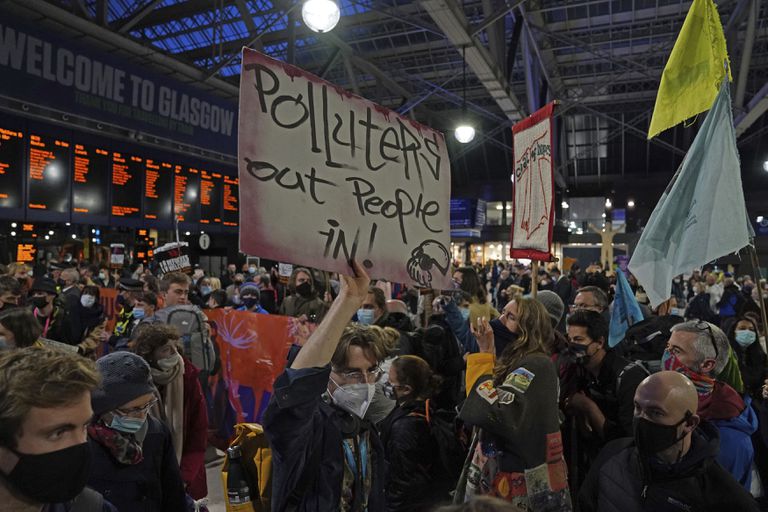 Activistas ecológicos llegan a la estación de trenes de Glasgow