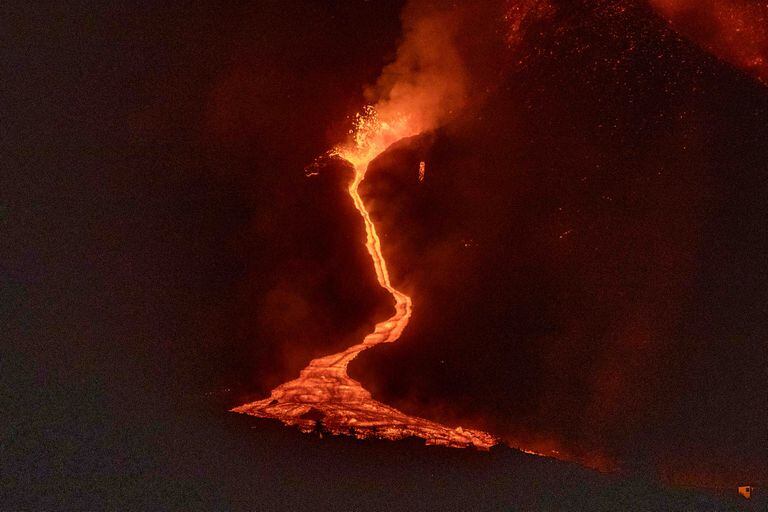 La lava fluye del volcán de La Palma, que se activó hace casi una semana por primera vez en 50 años