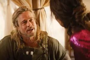 Brad Pitt sale al rescate de Sandra Bullock y la sorprende con su belleza