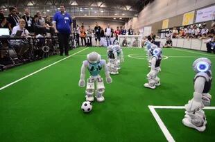 El objetivo de los robots futbolistas es ganarle al equipo humano campeón mundial para 2050.