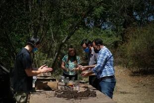 Un equipo de voluntarios liderados Guillermo Diaz Cornejo, director de Sostenibilidad de la ciudad, prepara bombas de semillas para ayudar a la reforestación natural de las zonas afectadas