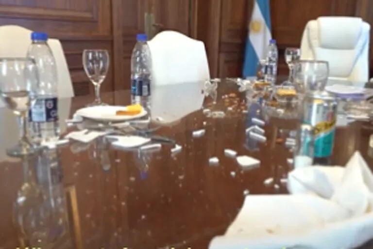 Así quedó el despacho de la vicepresidenta, Cristina Kirchner, luego de se atacado a piedrazos durante una manifestación contra el FMI en las inmediaciones del Congreso de la Nación